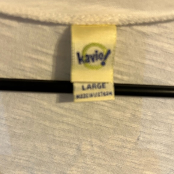 Kavio White V-Neck Tee with Skyline Design - Picture 5 of 7